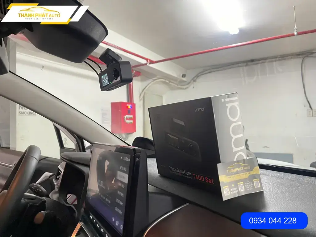 Chị Lan Anh lắp cam hành trình Innova Cross tại Quận 9 đảm bảo an toàn. ảnh thực tế 2
