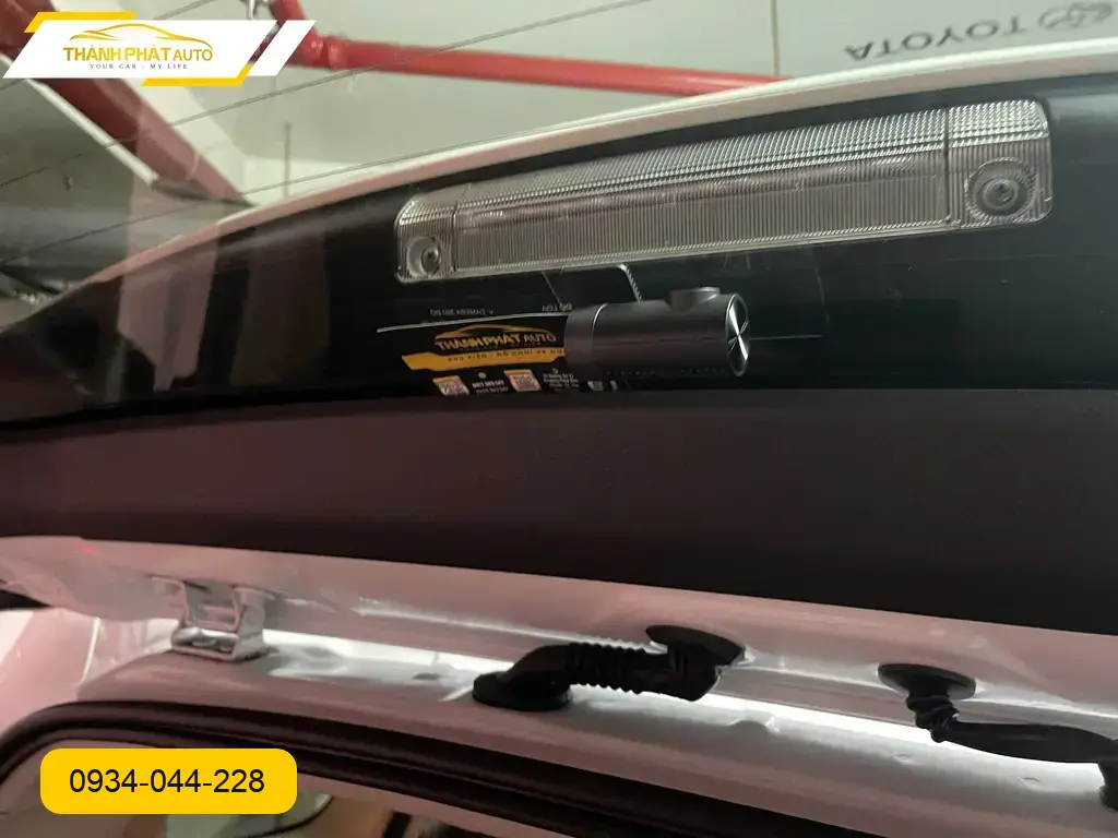 Chị Lan Anh lắp cam hành trình Innova Cross tại Quận 9 đảm bảo an toàn. ảnh thực tế 3