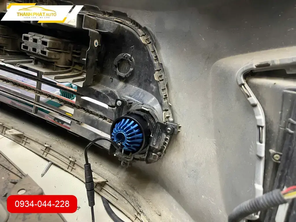Anh Hưng độ bi gầm Kia Soluto tại Quận 9 vì đèn zin không đủ sáng đi đường dài ảnh thực tế 4