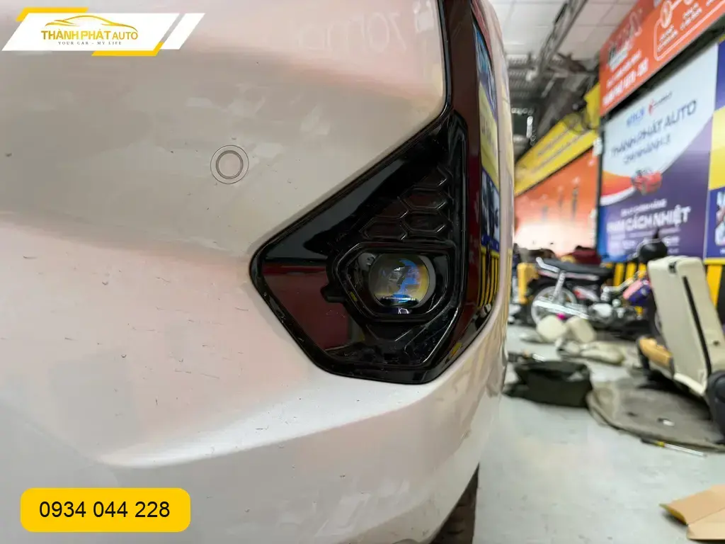 Độ Đèn Ô Tô Toyota Hilux 2024 - Trung Tâm Nâng Cấp Uy Tín TPHCM ảnh thực tế 2