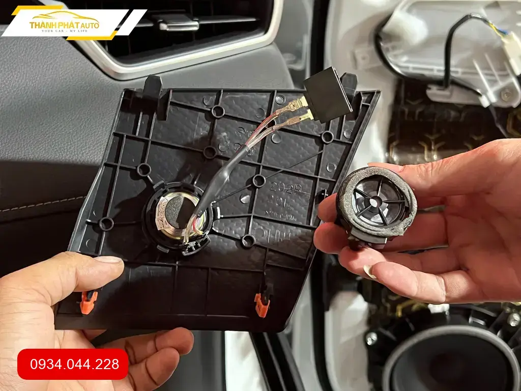Độ Loa Ô Tô Toyota Corolla Cross - Trung Tâm Thi Công Chính Hãng Giá Tốt TPHCM ảnh thực tế 2
