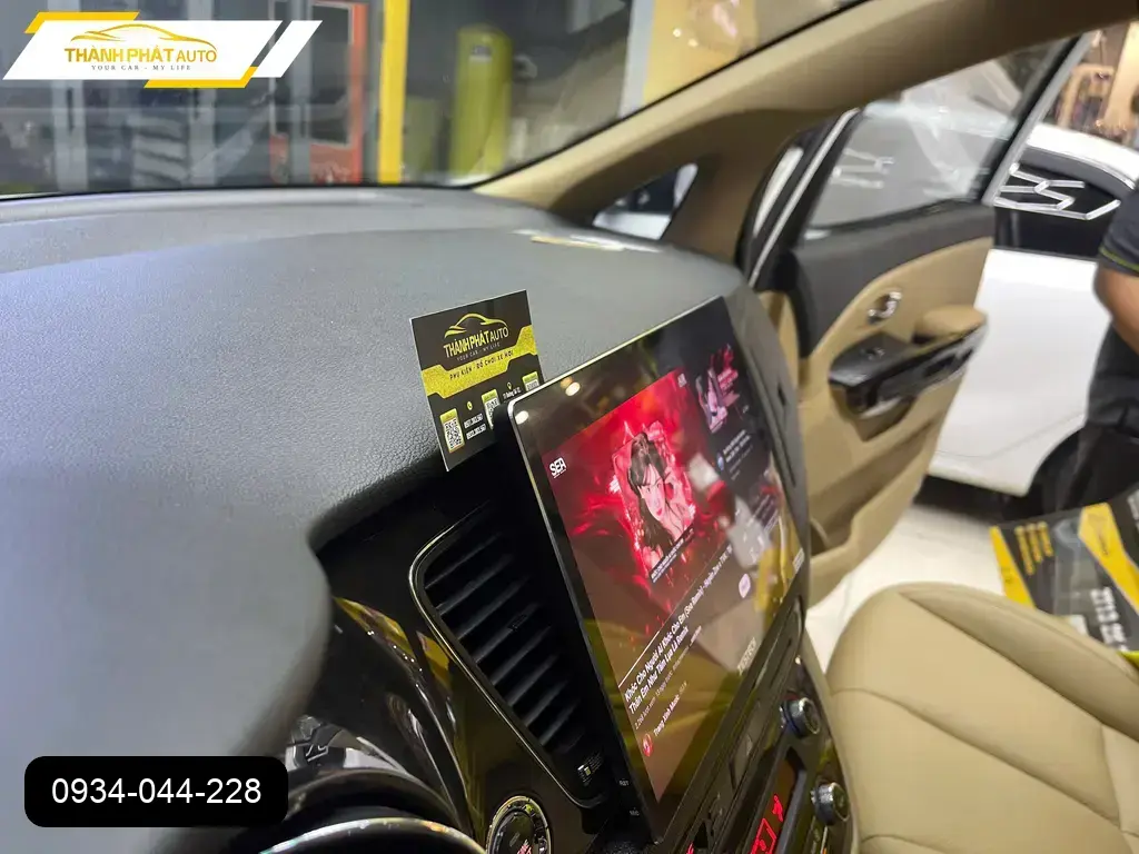 Anh Trung nâng cấp màn hình android cho Kia Sedona tại Quận 9 vì màn zin không có nhiều tính năng giải trí ảnh thực tế 2