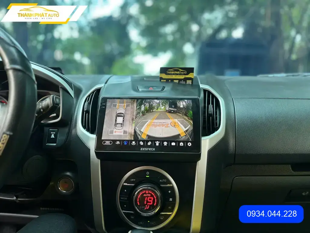 Anh Tùng lắp màn hình Isuzu Dmax 2015 tại Quận 9 vì màn hình cũ bị giật lag ảnh thực tế 2