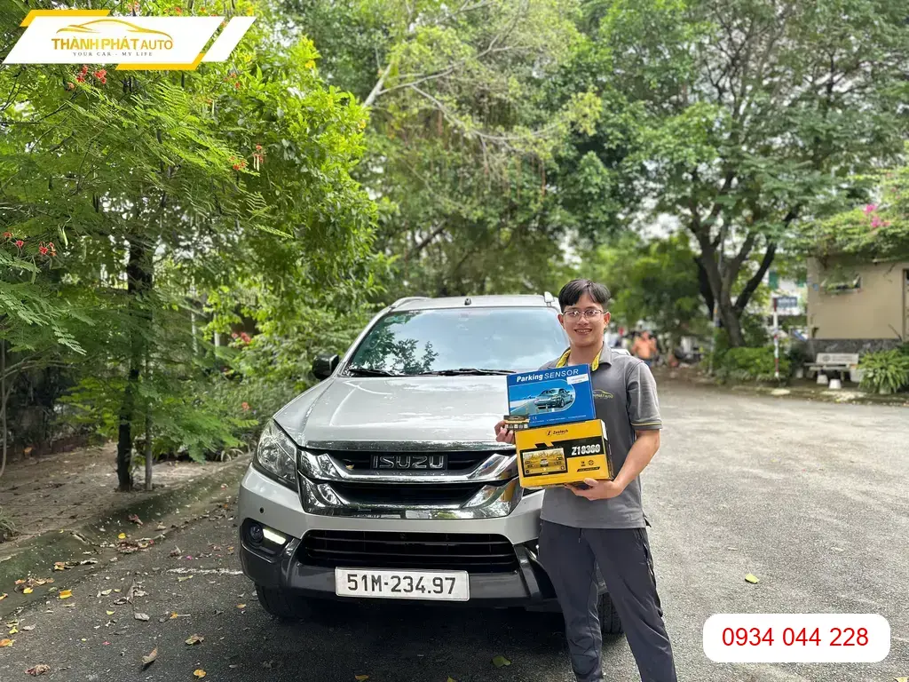 Anh Tùng lắp màn hình Isuzu Dmax 2015 tại Quận 9 vì màn hình cũ bị giật lag ảnh thực tế 3