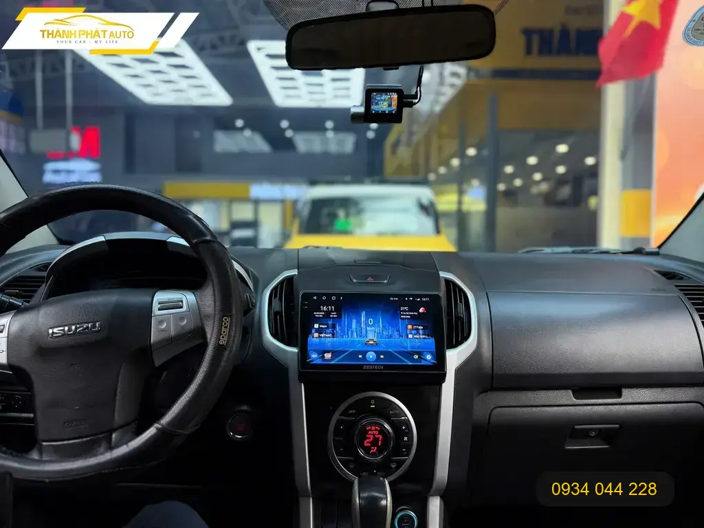 Anh Tùng lắp màn hình Isuzu Dmax 2015 tại Quận 9 vì màn hình cũ bị giật lag ảnh thực tế 4