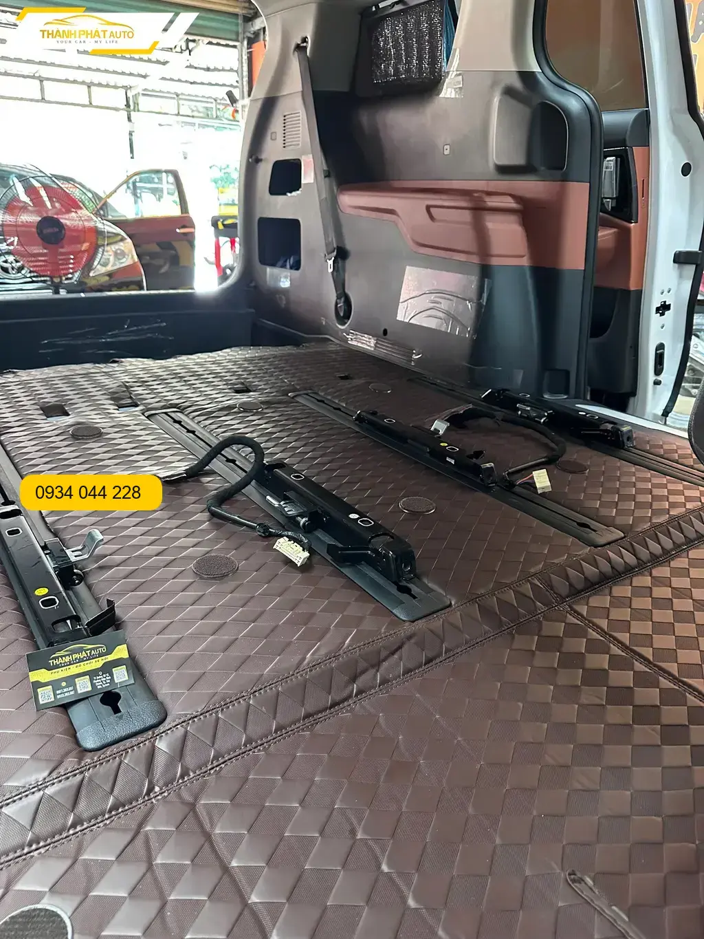 Thảm Lót Sàn Ô Tô Kia Carnival - Địa Chỉ Lắp Đặt Uy Tín Tân Bình TPHCM