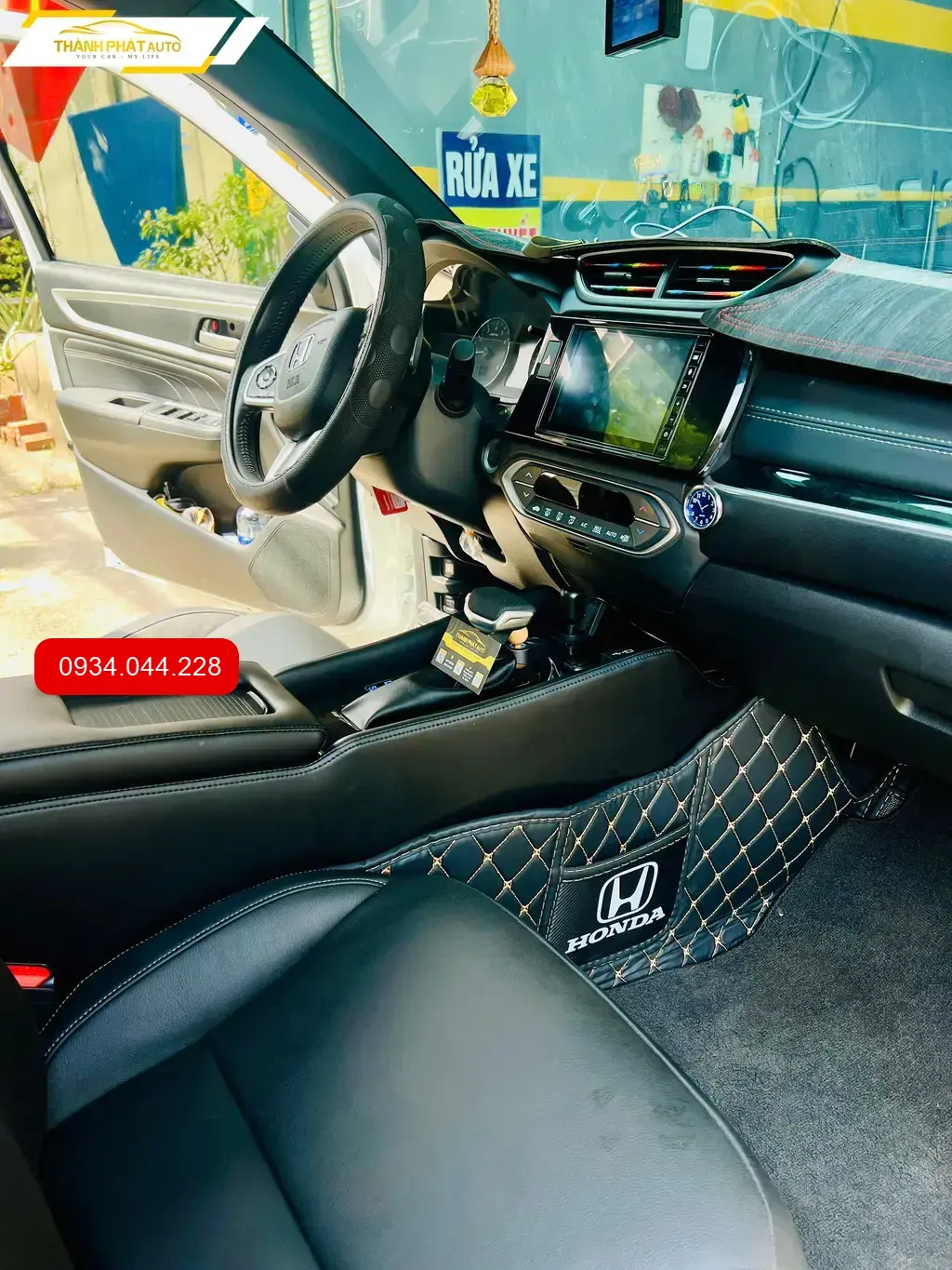 Chị Thảo lắp bệ tỳ tay cho Honda BRV tại Quận 9 để xe tiện nghi hơn