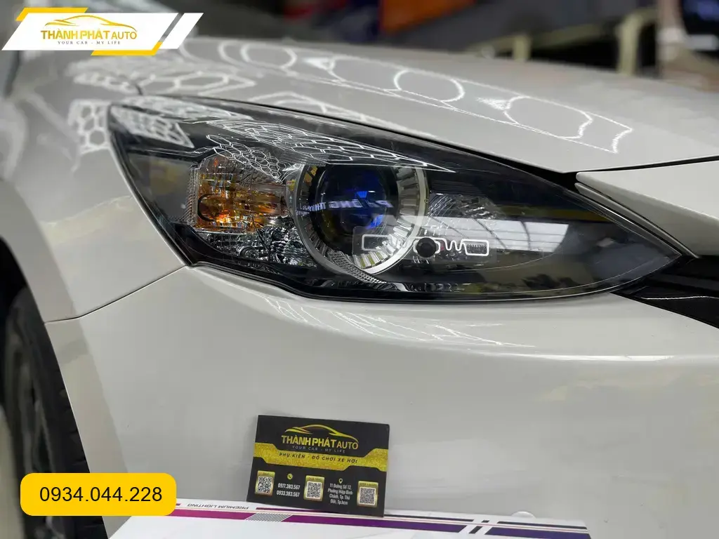 Anh Lâm lắp Bi Gầm cho Mazda 2 AT tại Quận 9 vì đèn zin quá yếu khi đi đường tối ảnh thực tế 4