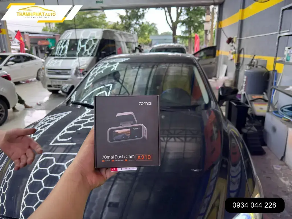 Chị Thảo lắp Camera hành trình cho Mazda 6 Quận 9 để an tâm di chuyển