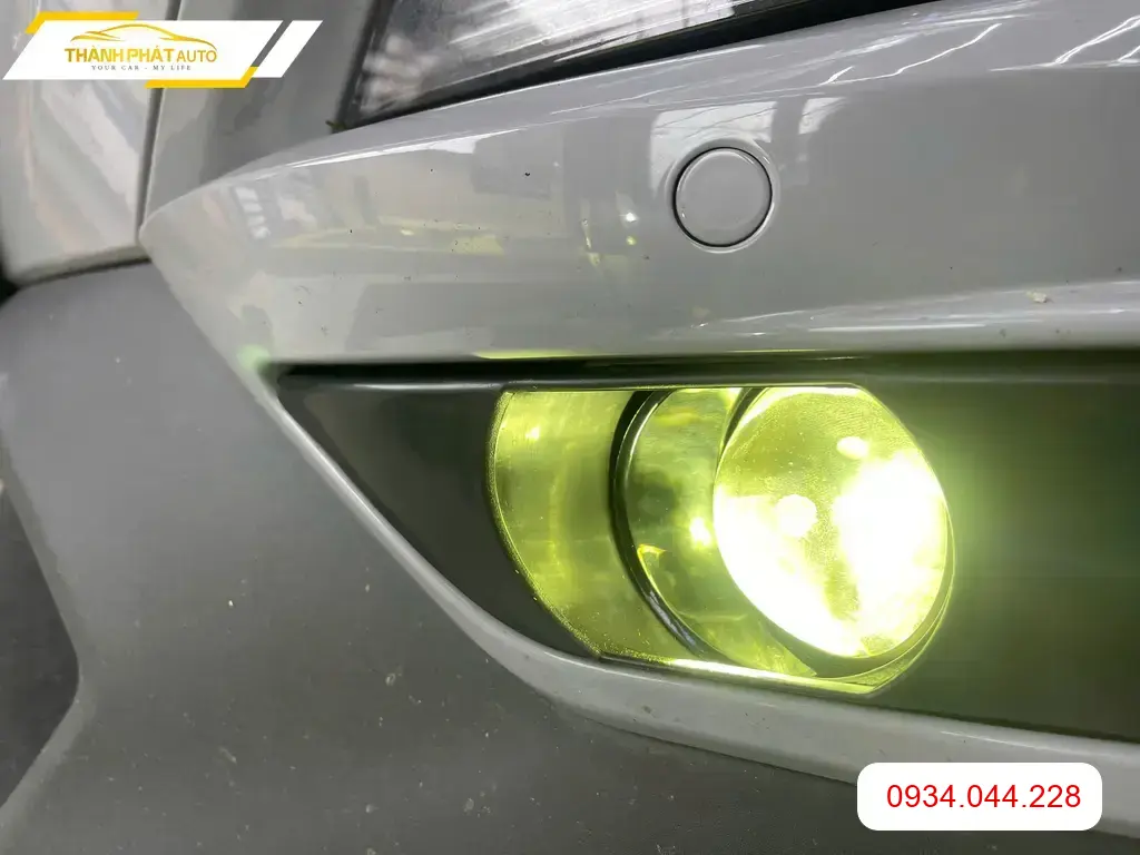 Anh Khải Độ Bi Gầm Cho VinFast VF6 Quận 9 vì đèn zin quá yếu khi trời mưa lớn ảnh thực tế 2