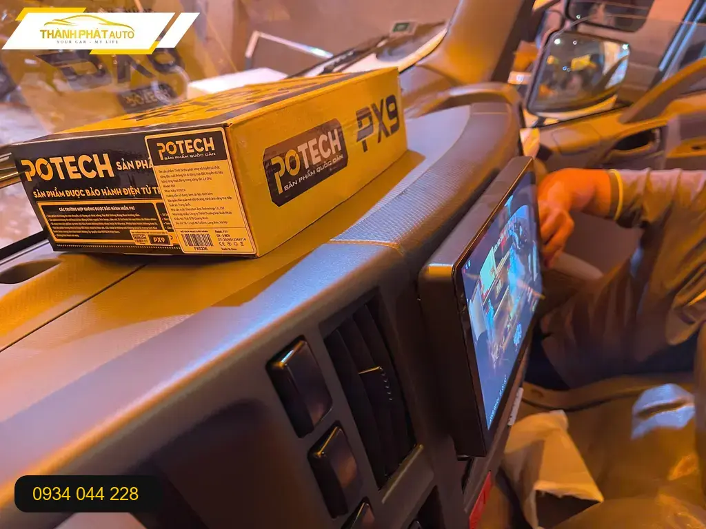 Anh Tùng lắp màn hình PX9 chính hãng cho Isuzu 2 tấn ở Quận 9