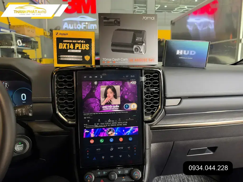Anh Quân lắp Android Box cho Everest Platinum ở Quận 9 để tiện làm việc online