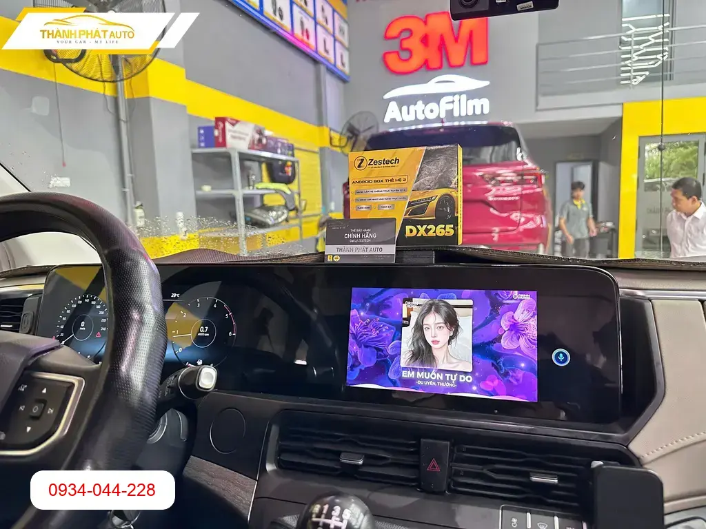 Chú Cường lắp Android Box ô tô cho Camry tại Quận 12 để con xem phim trên xe ảnh thực tế 2