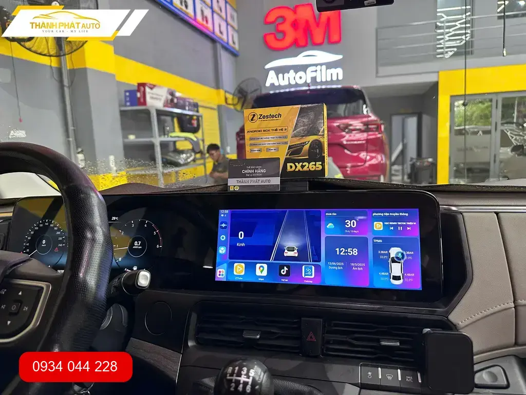 Chú Cường lắp Android Box ô tô cho Camry tại Quận 12 để con xem phim trên xe ảnh thực tế 3