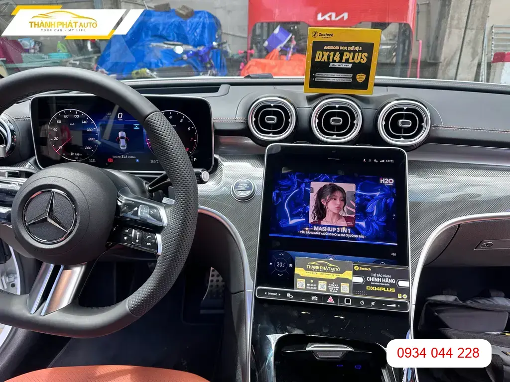 Anh Long lắp Android Box Mercedes C300 2026 tại Quận 12 để xem phim, dẫn đường