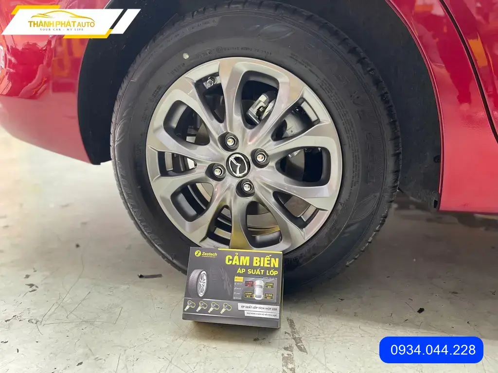 Anh Thành lắp áp suất lốp ô tô cho Mazda 3 tại Quận 12 để đảm bảo an toàn