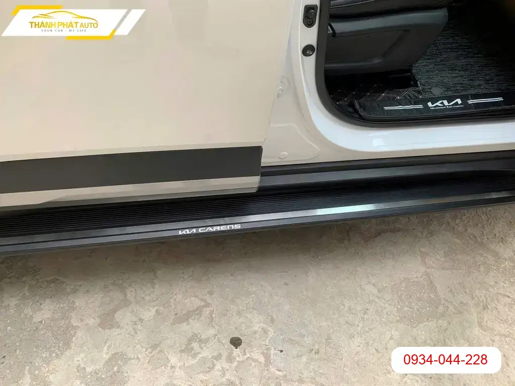 Anh Khải lắp Bậc Bước cho Kia Carens Quận 12 để việc lên xuống xe thuận tiện hơn