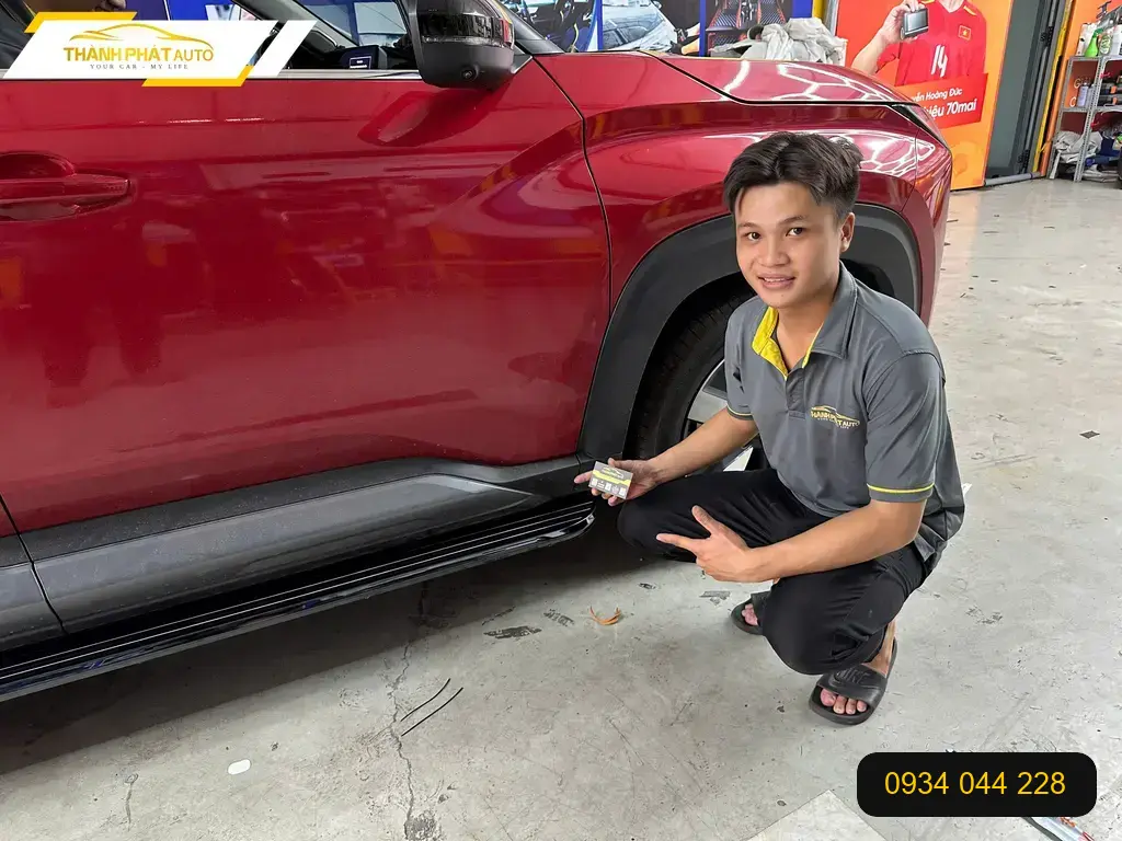Chú Minh lắp bậc bước ô tô Kia Sorento tại Quận Thủ Đức cho vợ con dễ di chuyển ảnh thực tế 2