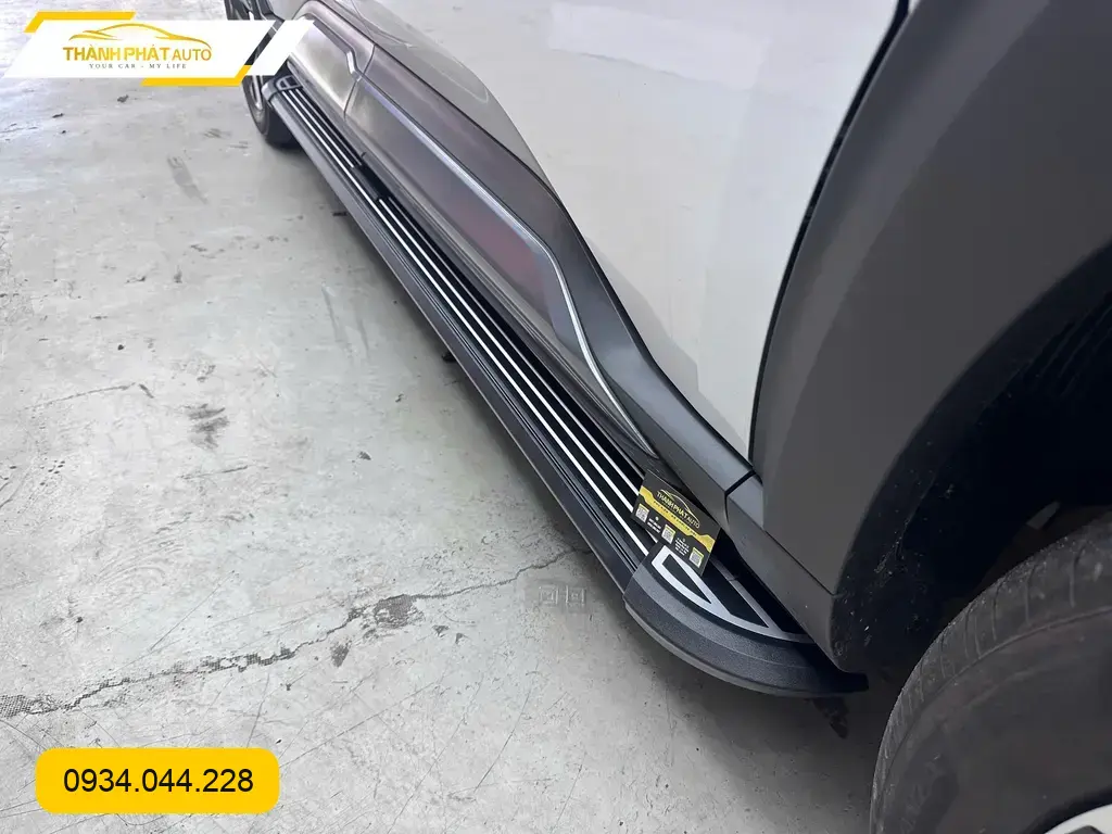 Anh Khánh lắp bậc bước xe ô tô Ford Everest tại Thủ Đức để tiện lên xuống xe hơn