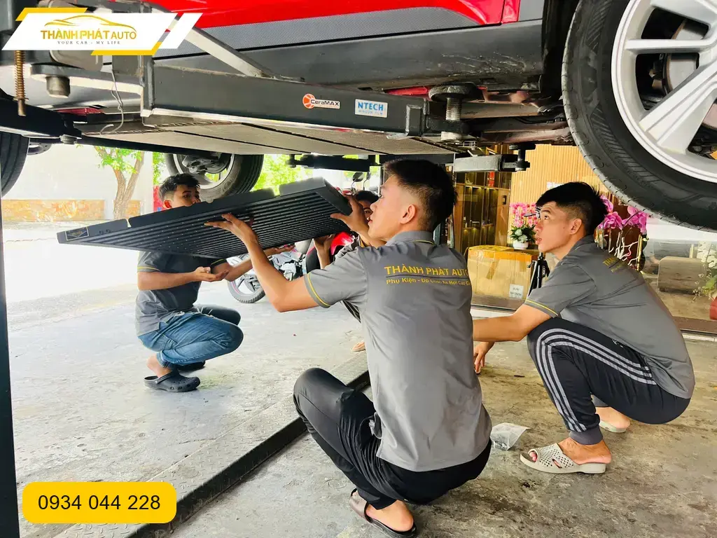 Anh Minh bảo vệ pin VinFast VF5 tại Quận 12 trước mùa mưa bão