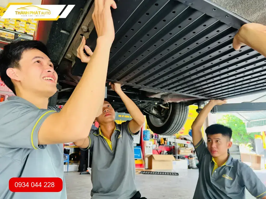 Anh Minh bảo vệ pin VinFast VF5 tại Quận 12 trước mùa mưa bão ảnh thực tế 3