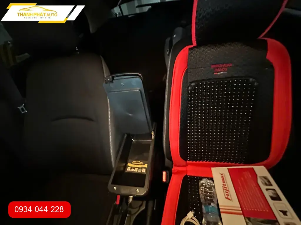 Bác Cường lắp bệ tỳ tay cho Mazda 2 tại Quận 12 để lái xe đường dài thoải mái hơn