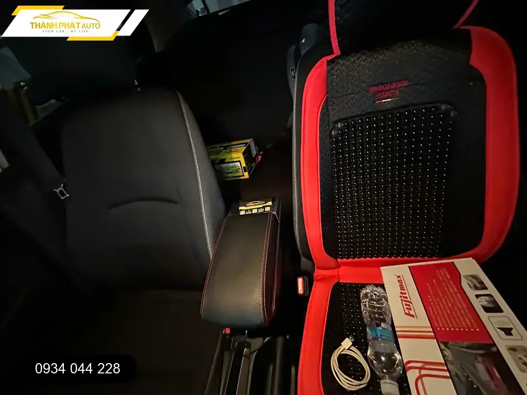 Bác Cường lắp bệ tỳ tay cho Mazda 2 tại Quận 12 để lái xe đường dài thoải mái hơn ảnh thực tế 2