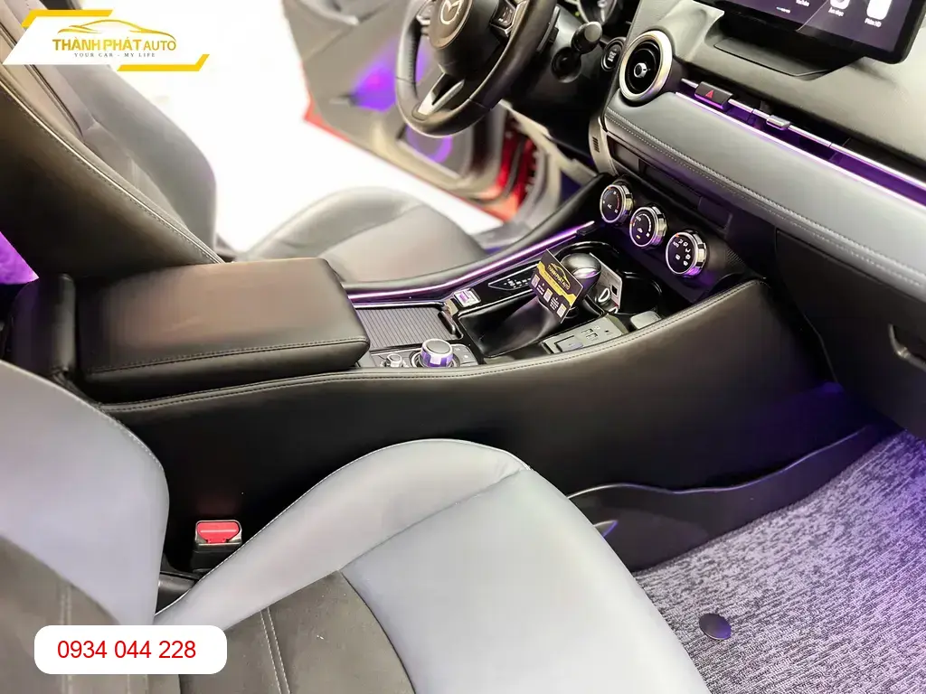 Chị Thư lắp bệ tỳ tay ô tô Toyota Vios tại Quận Thủ Đức để đỡ mỏi tay