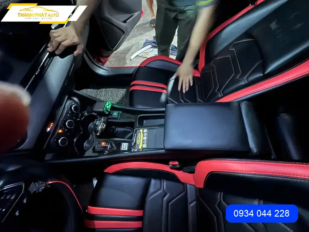 Bác Trí lắp bệ tỳ tay xe hơi cho Suzuki Swift tại Quận 12 để lái xe đỡ mỏi tay ảnh thực tế 3