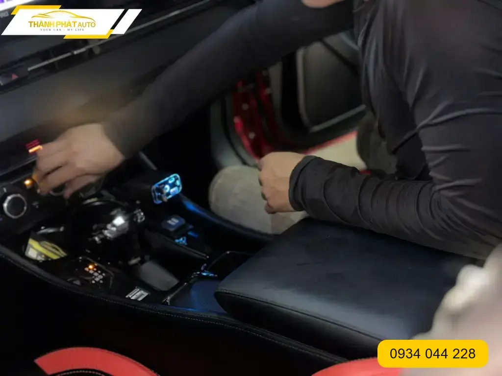 Chị Thu lắp bệ tỳ tay xe hơi cho Kia K3 tại Quận Thủ Đức giúp hành trình dài thoải mái hơn ảnh thực tế 3