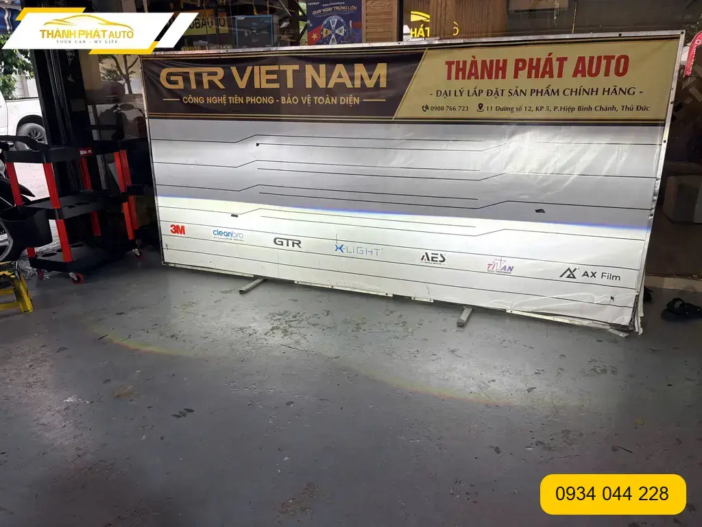 Chị Thu lắp bi gầm 301 cho Toyota Veloz tại Quận Thủ Đức để tăng cường khả năng chiếu sáng ảnh thực tế 2