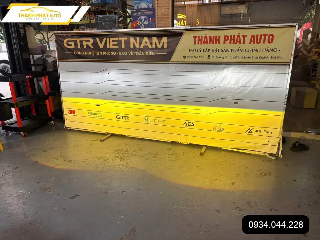 Chị Thu lắp bi gầm 301 cho Toyota Veloz tại Quận Thủ Đức để tăng cường khả năng chiếu sáng ảnh thực tế 3