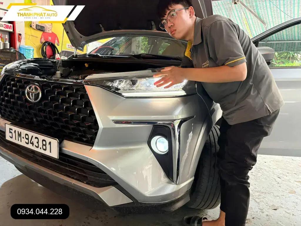 Chị Thu lắp bi gầm 301 cho Toyota Veloz tại Quận Thủ Đức để tăng cường khả năng chiếu sáng ảnh thực tế 4