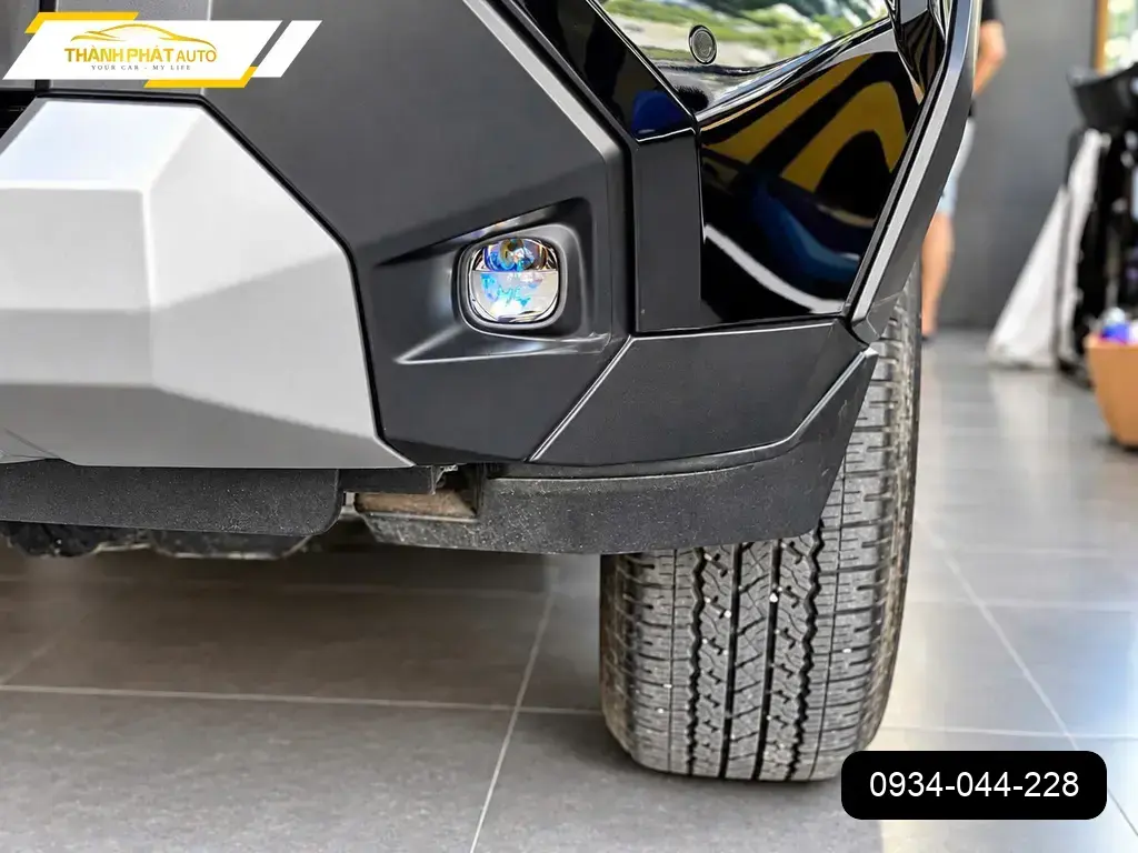 Anh Quang độ Bi Gầm cho Hilux 2026 tại Quận Thủ Đức vì đèn zin yếu