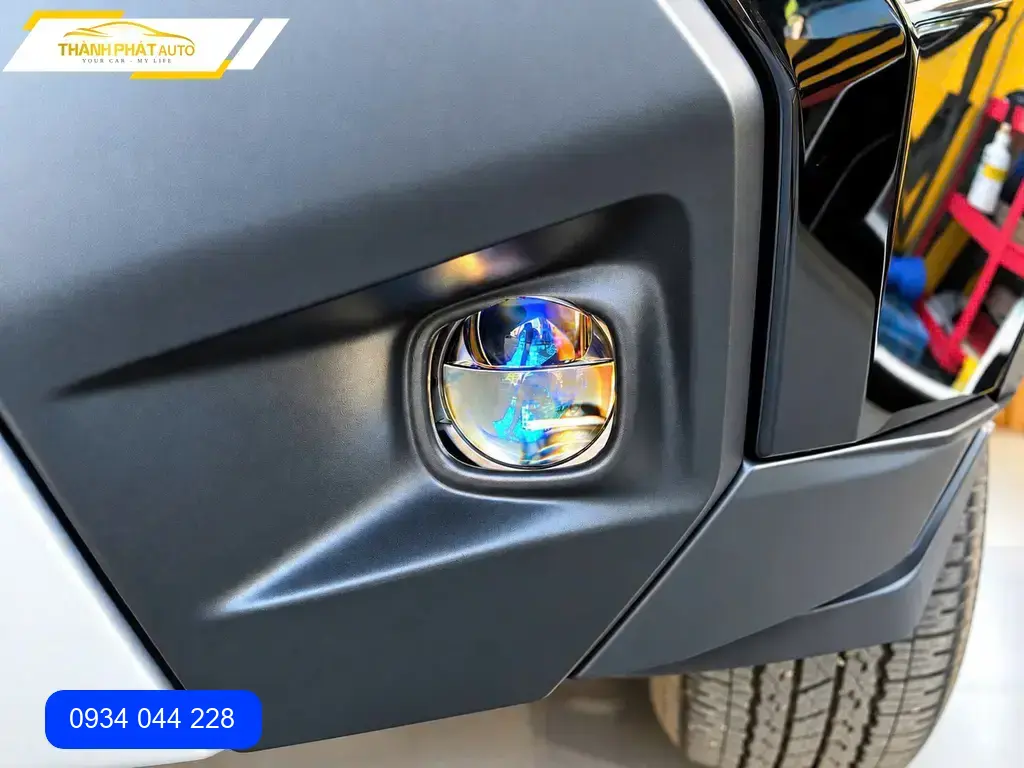 Anh Quang độ Bi Gầm cho Hilux 2026 tại Quận Thủ Đức vì đèn zin yếu ảnh thực tế 4