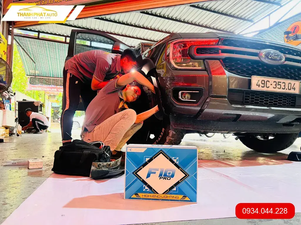 Anh Dũng lắp bi gầm ô tô cho Kia Seltos tại Thủ Đức để cải thiện ánh sáng đêm