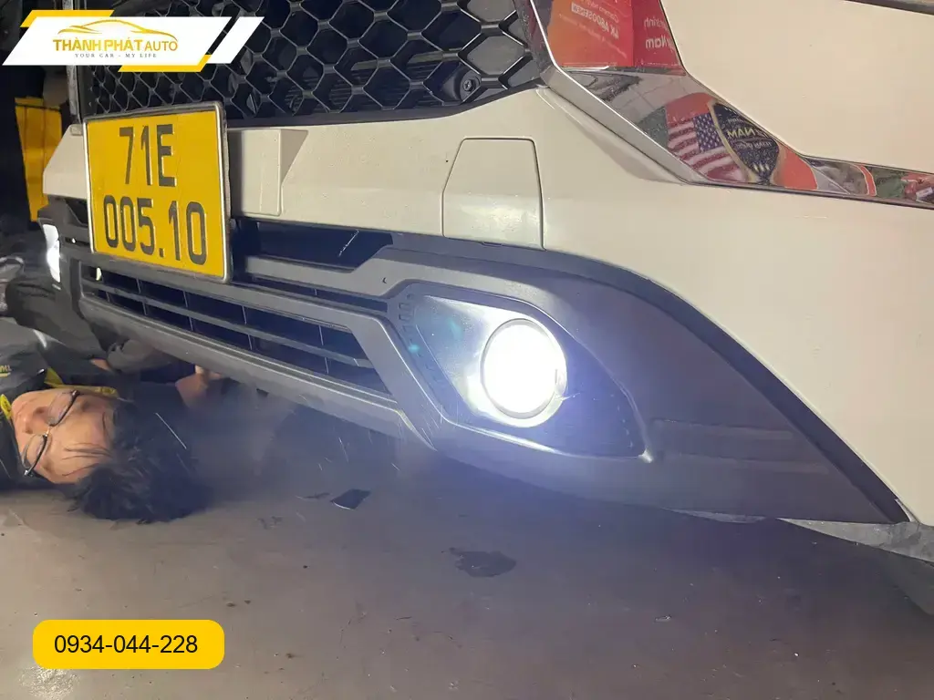 Chú Minh lắp bi gầm Toyota Vios để tăng cường ánh sáng khi đi đêm tại Quận 12