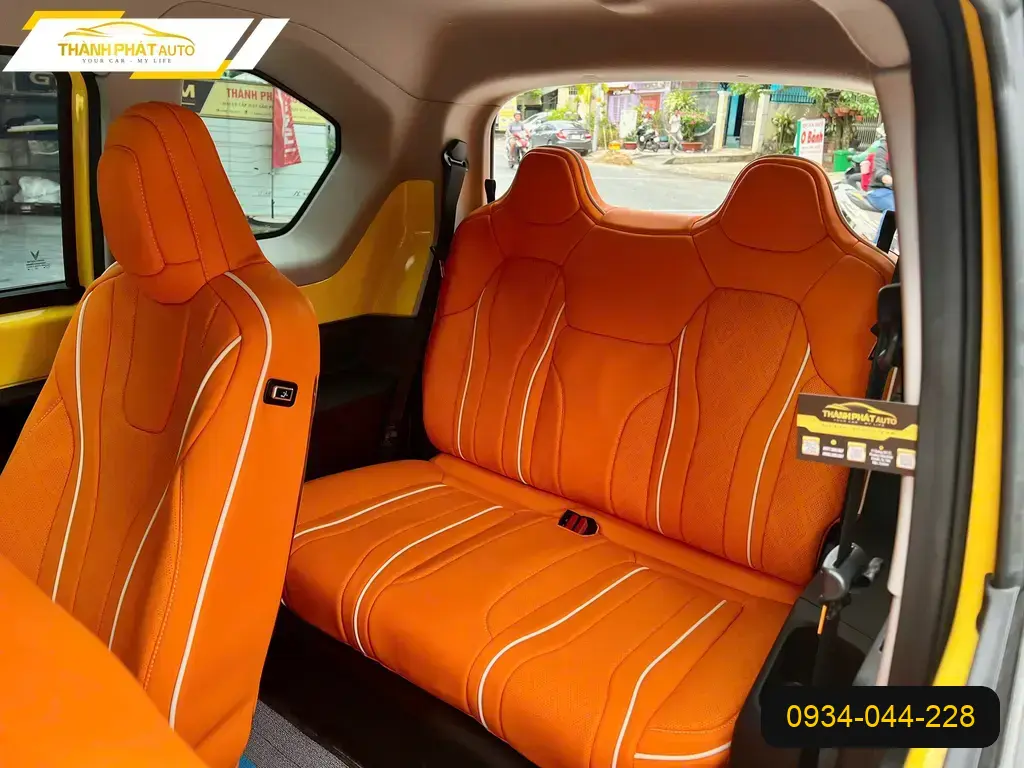 Anh Quang bọc ghế da VinFast VF3 tại Quận 12 để nội thất mới mẻ và dễ vệ sinh hơn ảnh thực tế 2