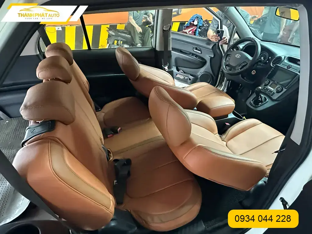 Chú Văn bọc ghế da công nghiệp Kia Carens 2015 tại Quận 12 vì ghế cũ xuống cấp