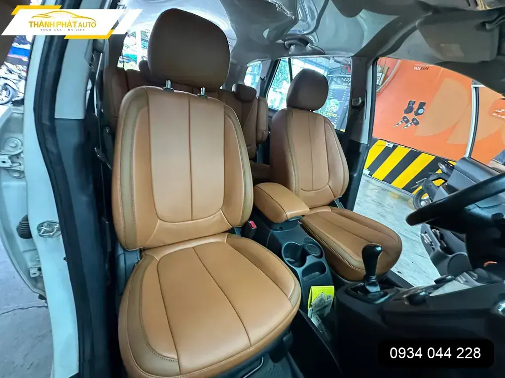 Chú Văn bọc ghế da công nghiệp Kia Carens 2015 tại Quận 12 vì ghế cũ xuống cấp ảnh thực tế 2