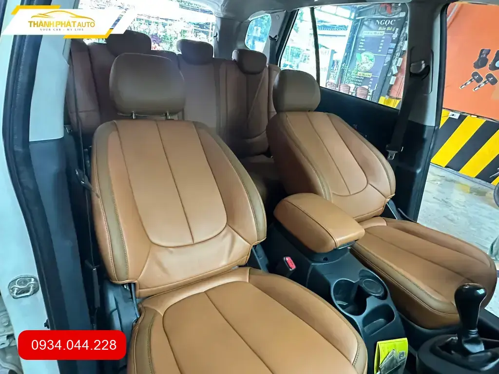 Chú Văn bọc ghế da công nghiệp Kia Carens 2015 tại Quận 12 vì ghế cũ xuống cấp ảnh thực tế 3