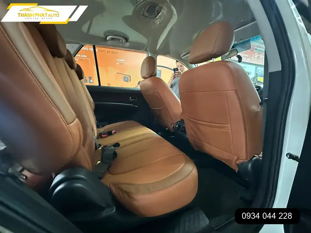 Chú Văn bọc ghế da công nghiệp Kia Carens 2015 tại Quận 12 vì ghế cũ xuống cấp ảnh thực tế 4