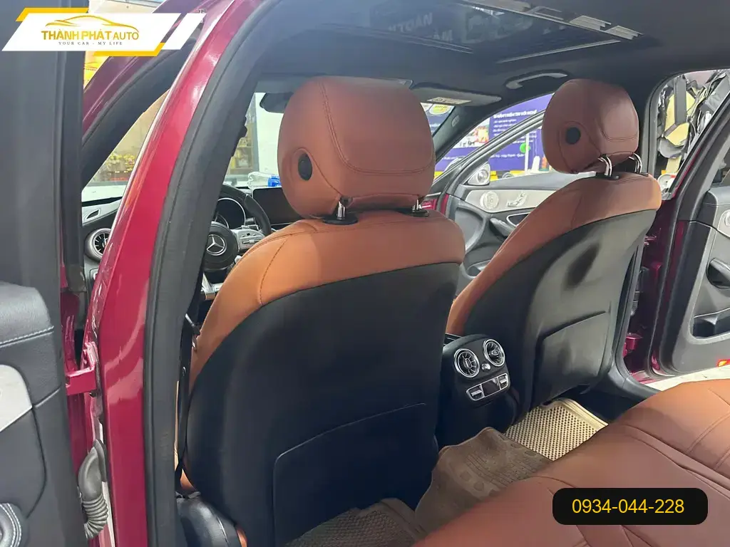 Anh Tùng bọc ghế da Nappa cho Mercedes C300 tại Quận Thủ Đức vì nội thất đã cũ