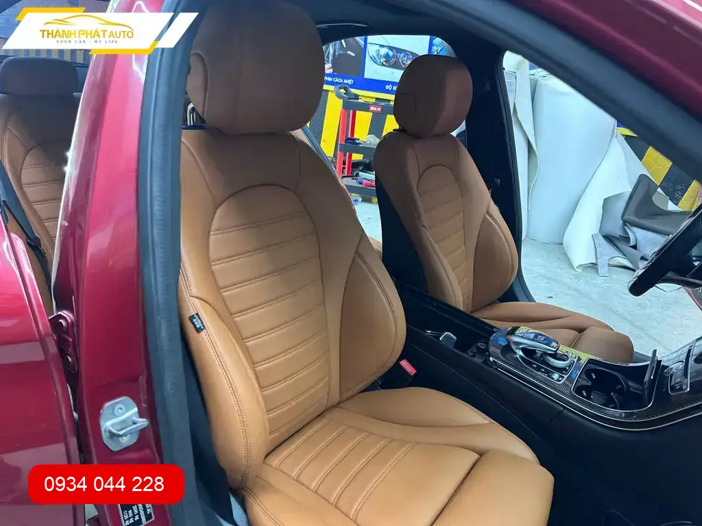 Anh Tùng bọc ghế da Nappa cho Mercedes C300 tại Quận Thủ Đức vì nội thất đã cũ ảnh thực tế 2