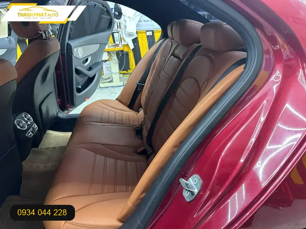 Anh Tùng bọc ghế da Nappa cho Mercedes C300 tại Quận Thủ Đức vì nội thất đã cũ ảnh thực tế 3