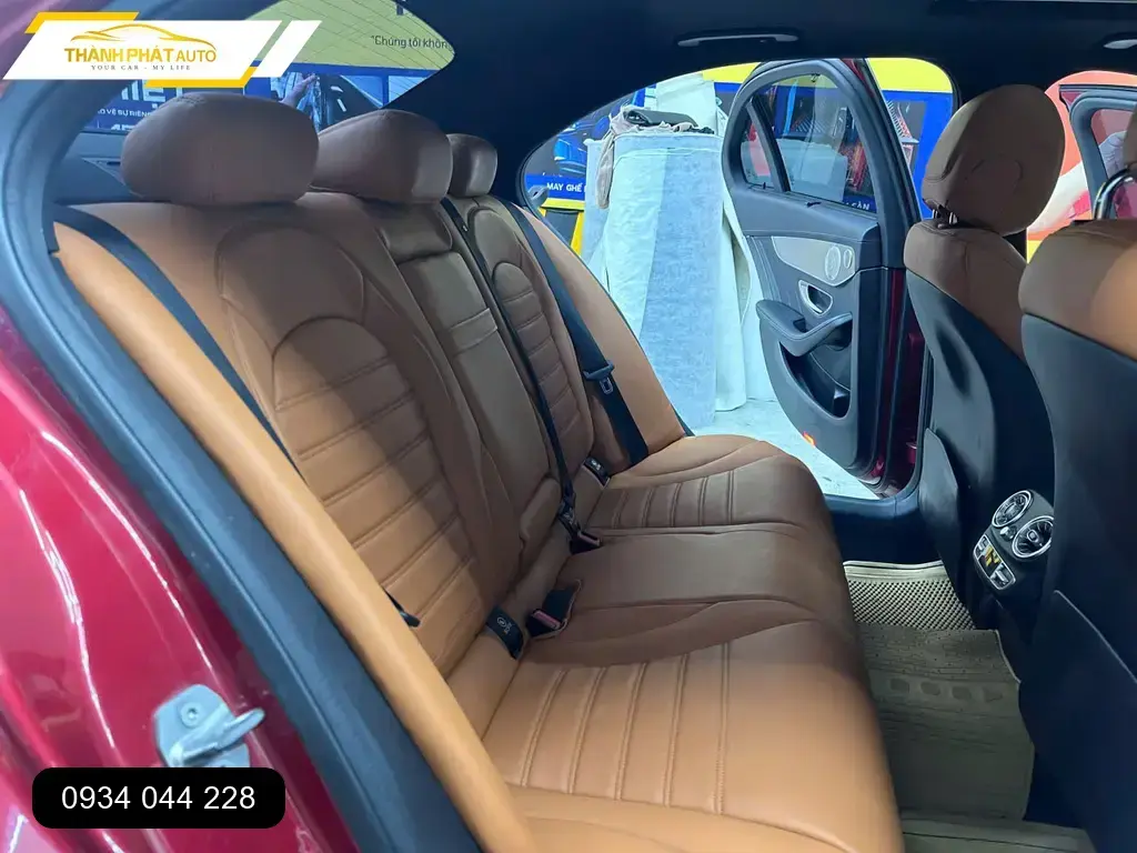 Anh Tùng bọc ghế da Nappa cho Mercedes C300 tại Quận Thủ Đức vì nội thất đã cũ ảnh thực tế 4