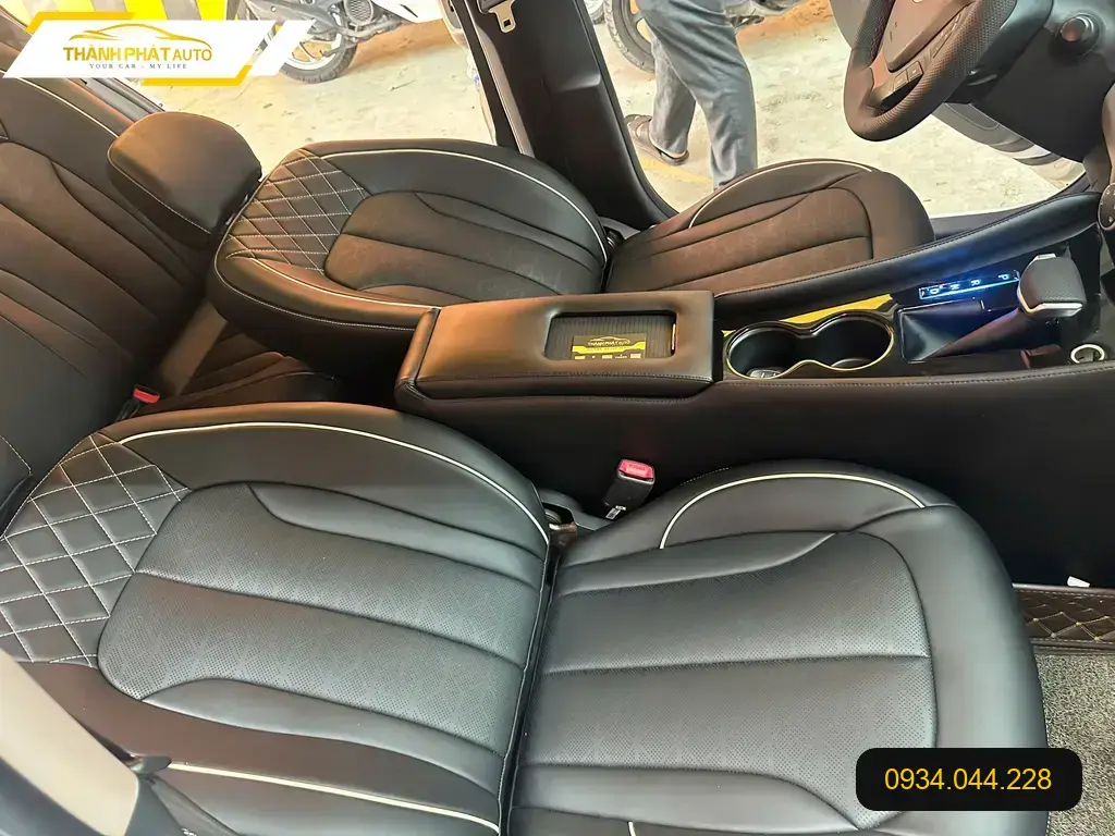 Anh Khải Vinh bọc ghế da ô tô Hyundai Santa Fe tại Quận 12 vì ghế cũ sờn rách ảnh thực tế 3