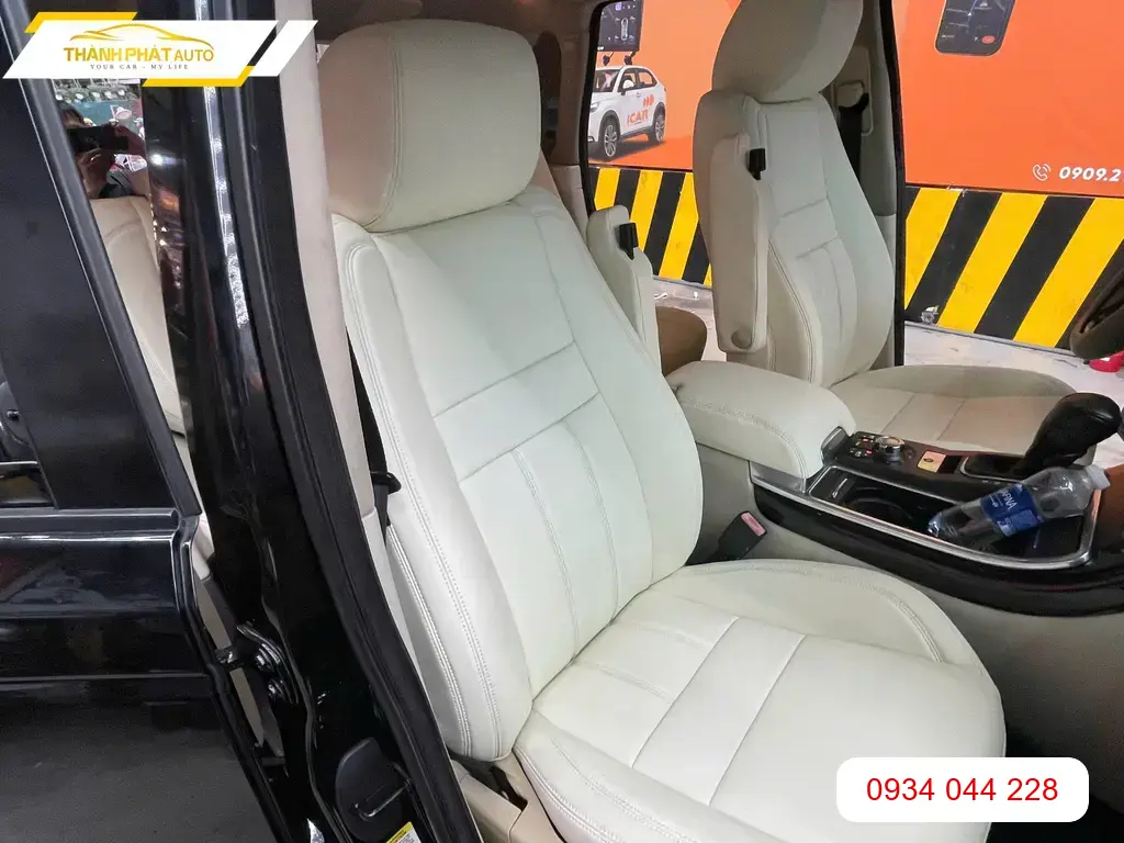 Chú Duy bọc ghế da ô tô Rang Rover muốn nội thất sang trọng hơn ở Quận 12