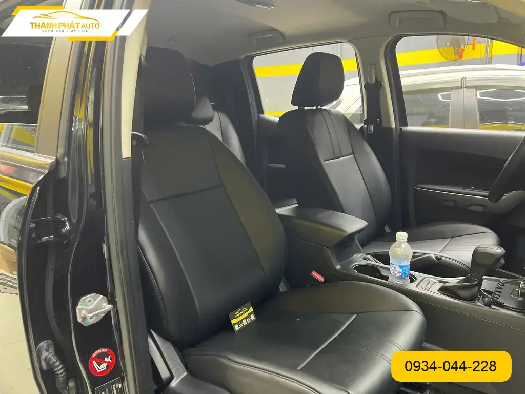 Chú Minh bọc ghế da ô tô Hyundai Accent để dễ vệ sinh tại Quận 12