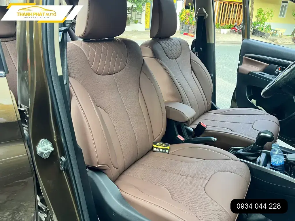 Chú Đạt bọc ghế da cho Hyundai Accent tại Thủ Đức để nội thất mới mẻ hơn
